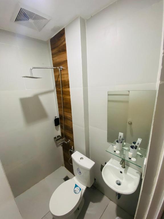 Koupelna v ubytování ZenSuites Hotel Tacloban