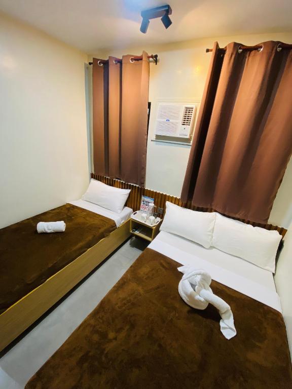 Postel nebo postele na pokoji v ubytování ZenSuites Hotel Tacloban