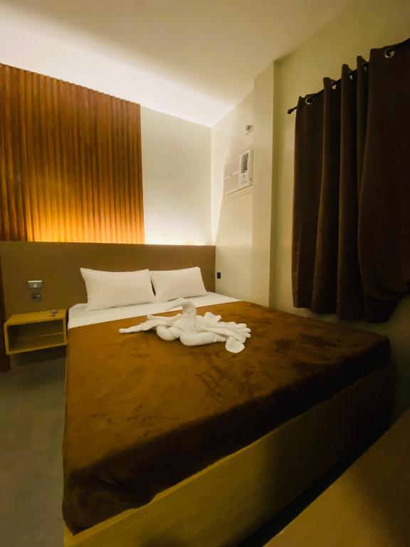 Postel nebo postele na pokoji v ubytování ZenSuites Hotel Tacloban