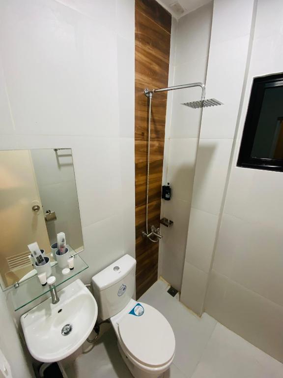 Koupelna v ubytování ZenSuites Hotel Tacloban