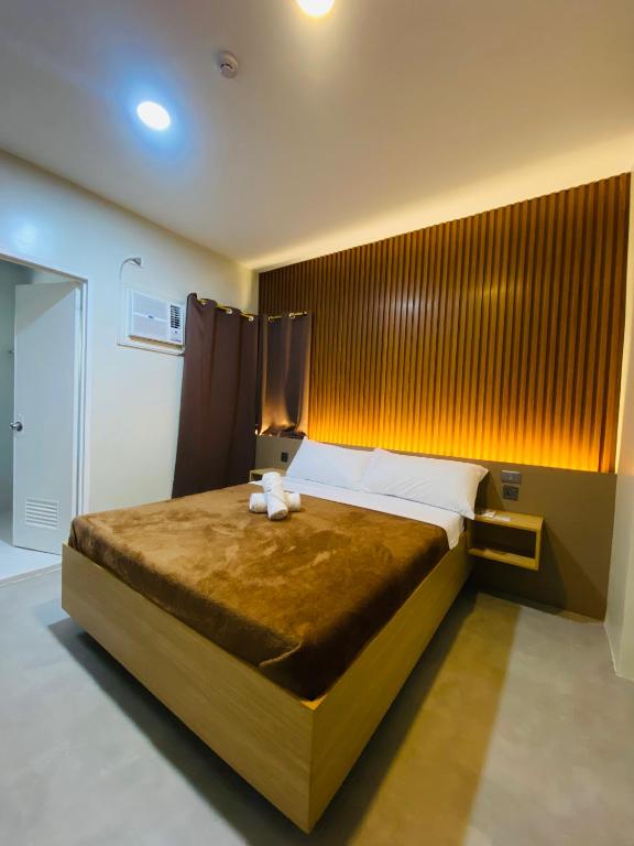 Postel nebo postele na pokoji v ubytování ZenSuites Hotel Tacloban