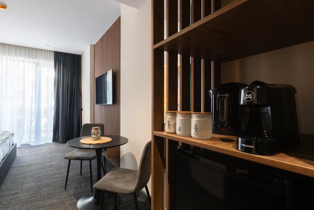 Příslušenství pro přípravu čaje a kávy v ubytování NOVA LUXE Hotel & Residences