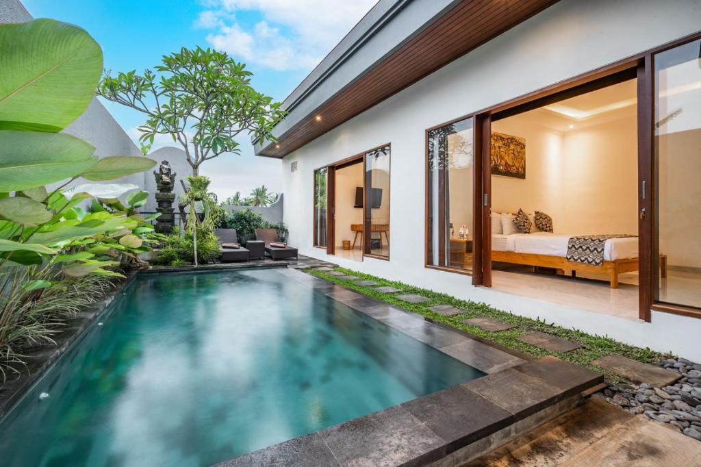 an infinity pool in the backyard of a villa at Villa Made Ubud in Ubud