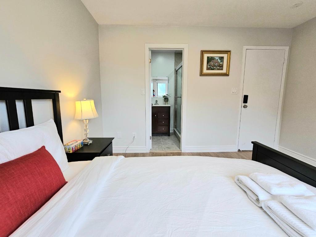 A Home Away-Cozy Guest Room in Toronto photo