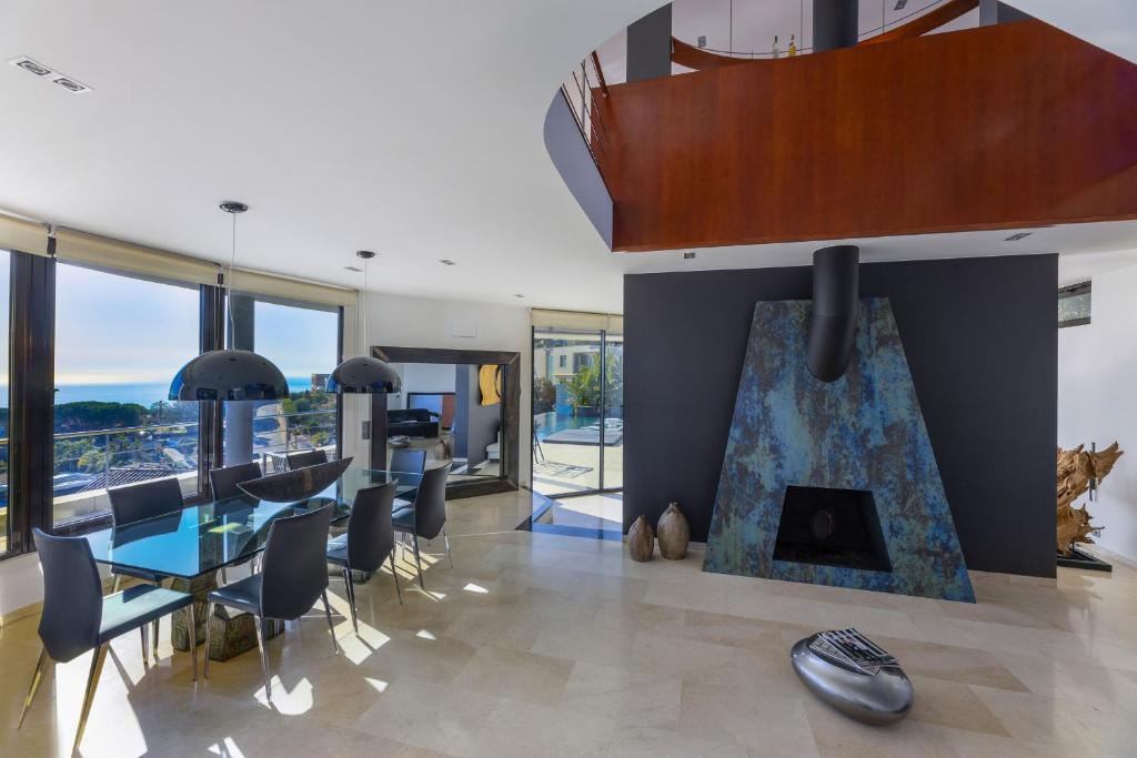 A seating area at Villa Infinity Barcelona