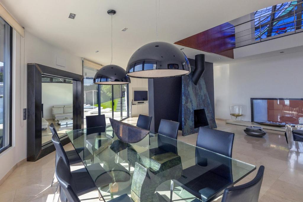 A television and/or entertainment centre at Villa Infinity Barcelona