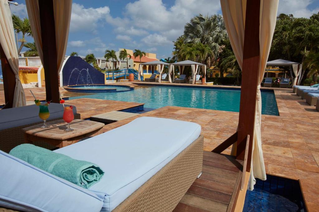 Bazén v ubytování Divi Flamingo Beach Resort nebo v jeho okolí