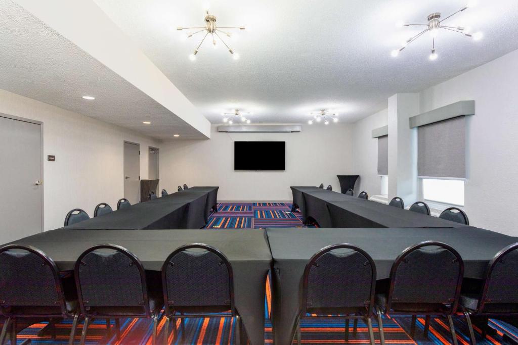 a conference room with a long table and chairs at Hampton Inn Orlando-International Airport in Orlando