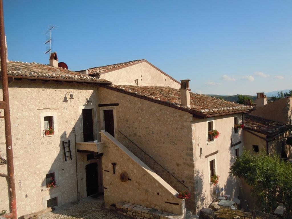 Stary budynek ze schodami prowadzącymi do niego w obiekcie La Casa Sù Le Dimore Del Borgo w mieście Santo Stefano di Sessanio