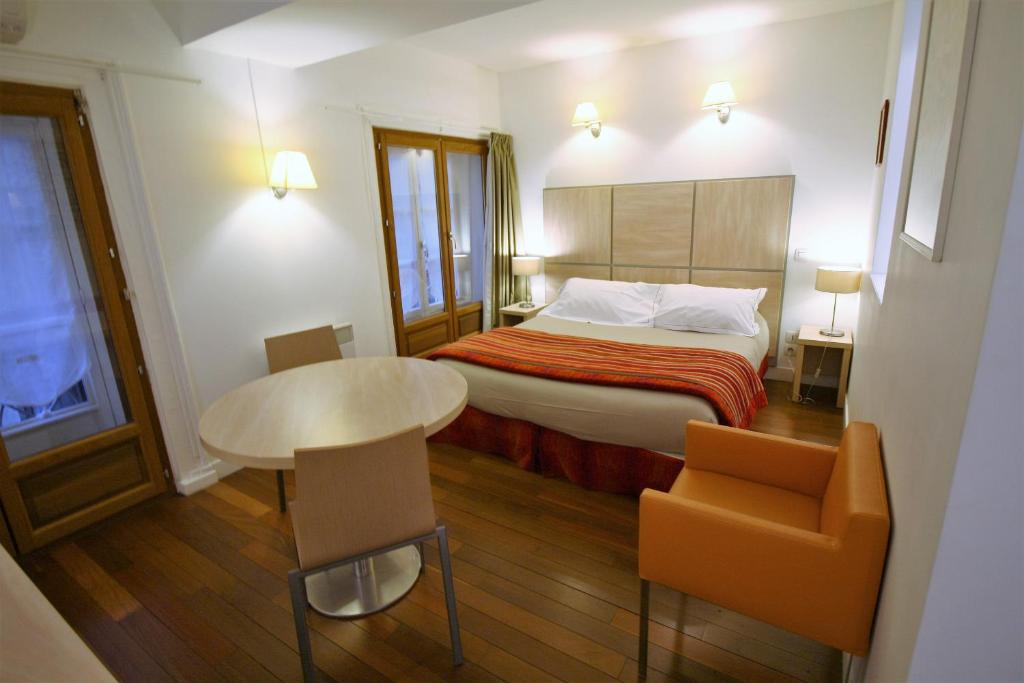 Postel nebo postele na pokoji v ubytování Best Western Lyon Saint-Antoine