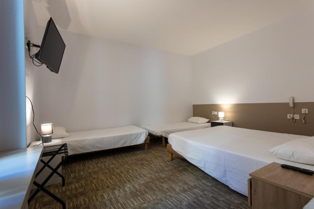 Postel nebo postele na pokoji v ubytování Hotel du Clocher