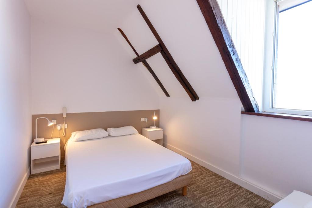 Postel nebo postele na pokoji v ubytování Hotel du Clocher