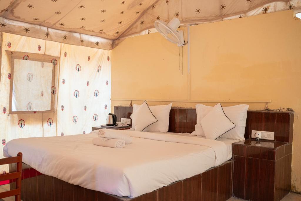 Postel nebo postele na pokoji v ubytování Rumis Desert Camp