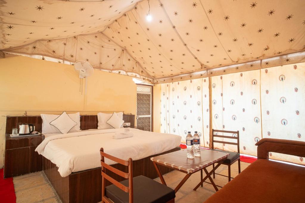 Postel nebo postele na pokoji v ubytování Rumis Desert Camp