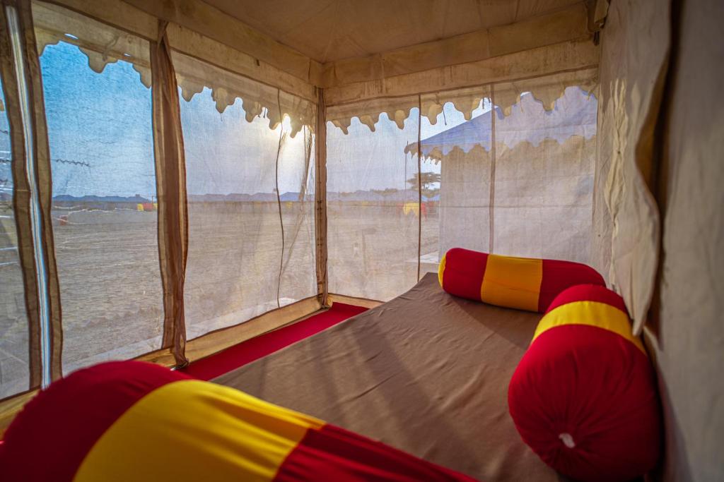 Postel nebo postele na pokoji v ubytování Rumis Desert Camp