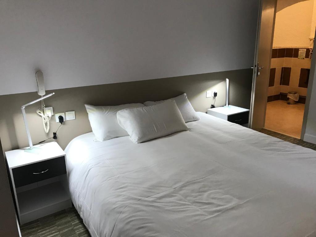 Postel nebo postele na pokoji v ubytování Hotel du Clocher