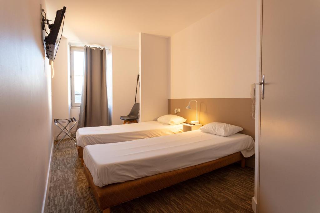 Postel nebo postele na pokoji v ubytování Hotel du Clocher