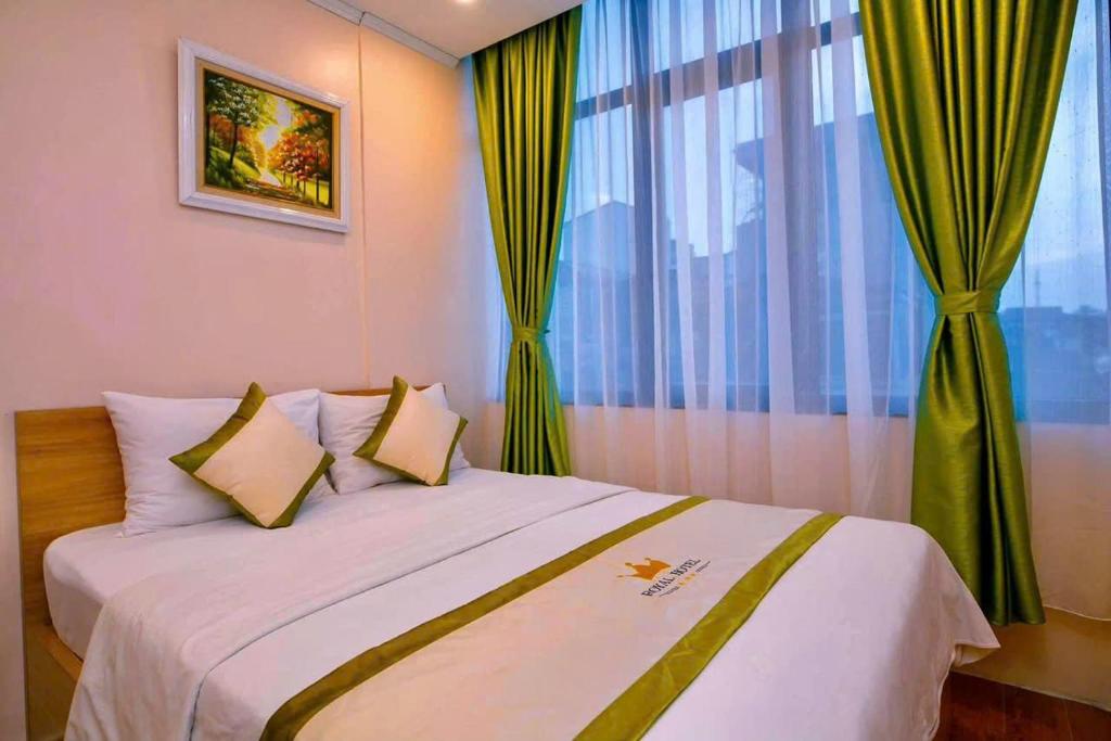 Postel nebo postele na pokoji v ubytování Royal Hotel Ha noi