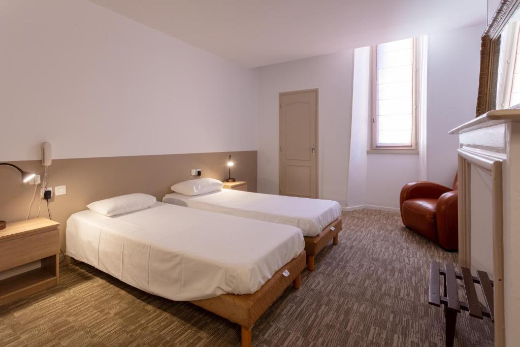 Postel nebo postele na pokoji v ubytování Hotel du Clocher
