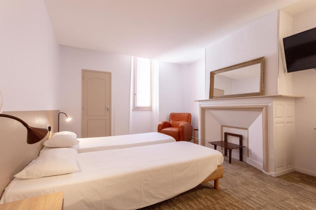 Postel nebo postele na pokoji v ubytování Hotel du Clocher