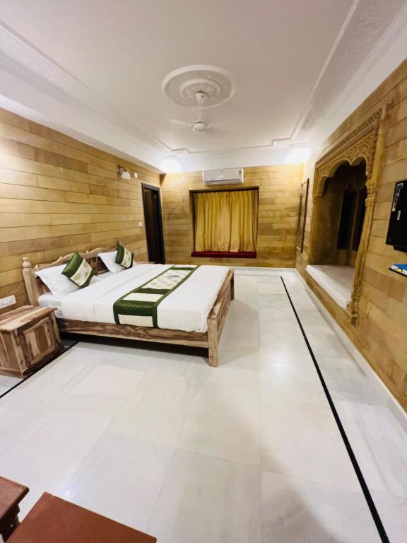 Postel nebo postele na pokoji v ubytování Garh Villa Jaisalmer