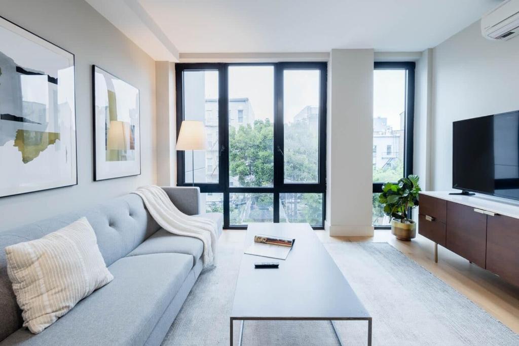 Μια τηλεόραση ή/και κέντρο ψυχαγωγίας στο 149BK-301 New Construction 1BR Prime BK WD