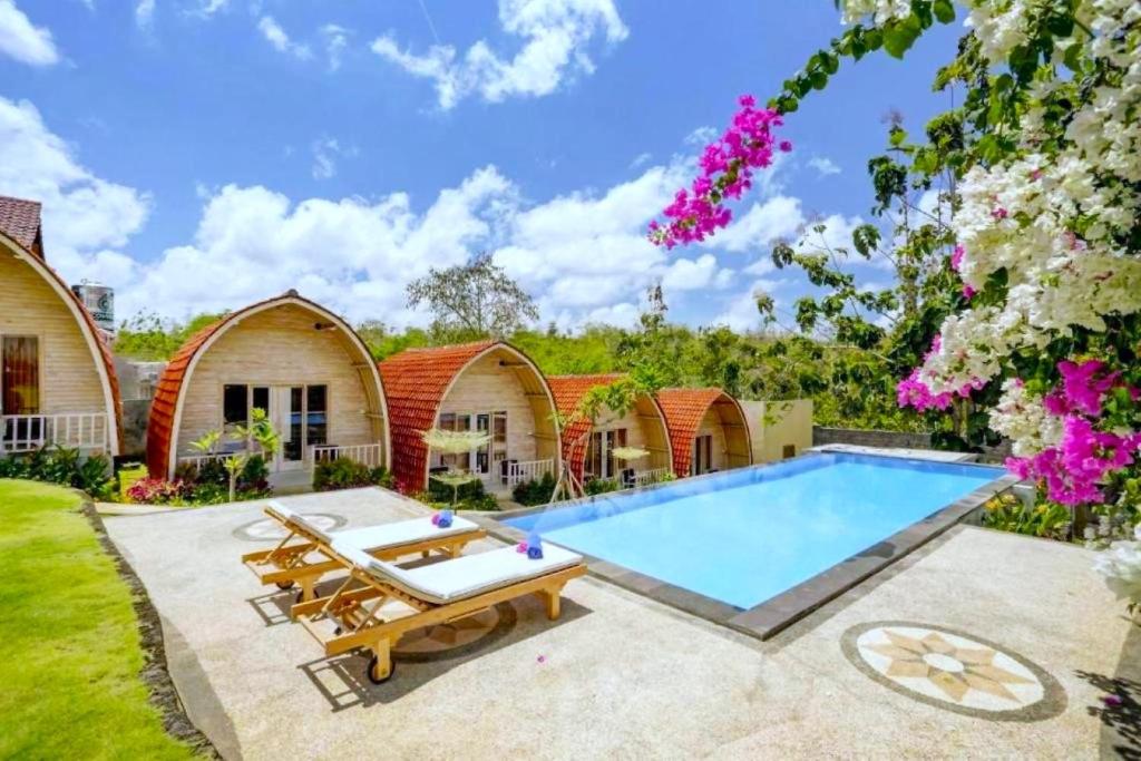 a house with a swimming pool in the yard at Puri Sadewa Balangan in Jimbaran