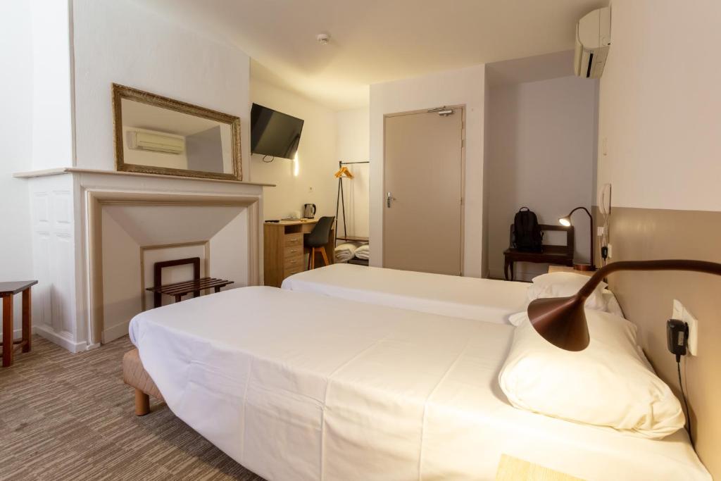 Postel nebo postele na pokoji v ubytování Hotel du Clocher