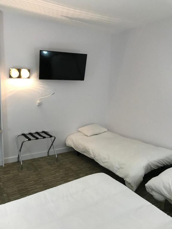 Postel nebo postele na pokoji v ubytování Hotel du Clocher