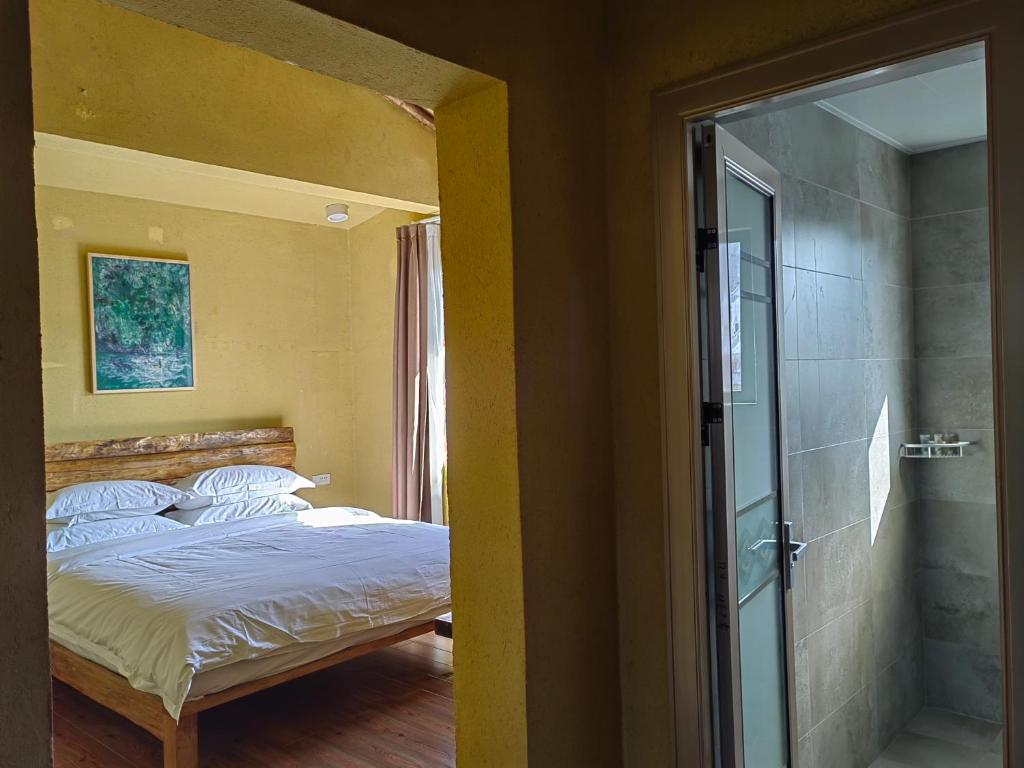 Postel nebo postele na pokoji v ubytování Serene Vale Inn Guilin-Free One Way pick up service to High-speed Railway Station for 2 Nights
