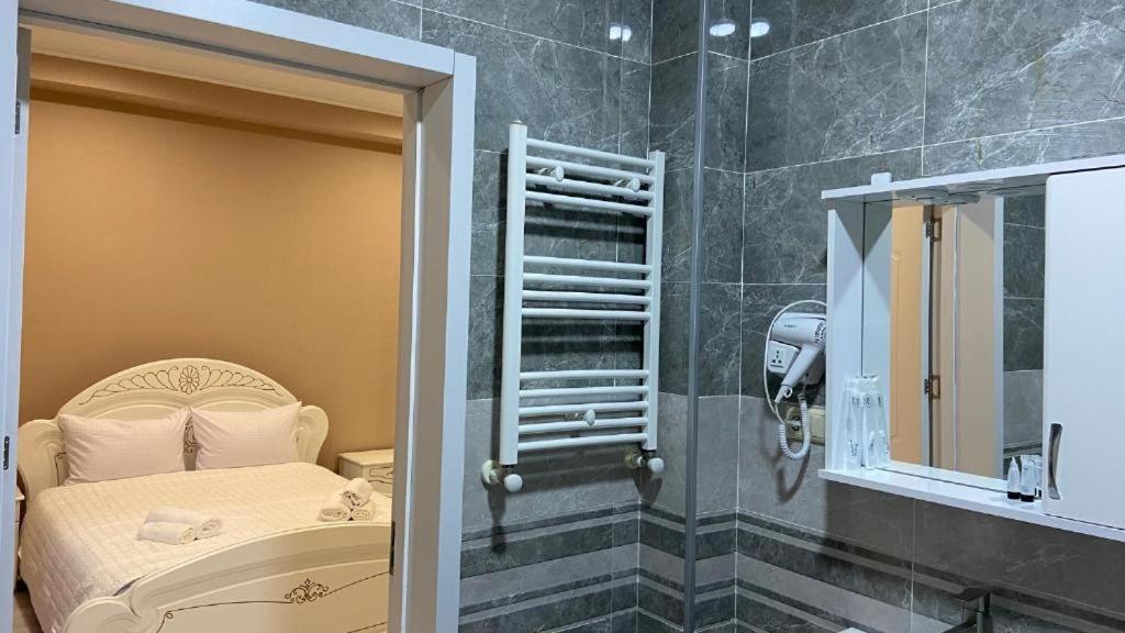 Koupelna v ubytování Astoria Hotel