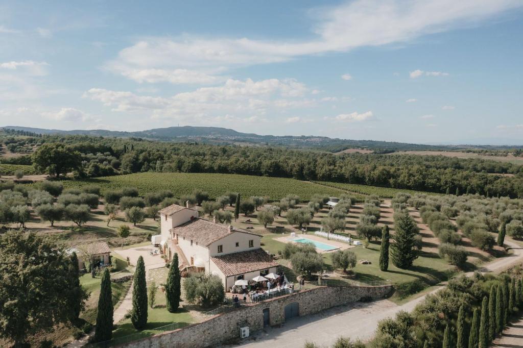 Una vista aérea de una villa con piscina y árboles. en Villa Demetra, en Sarteano