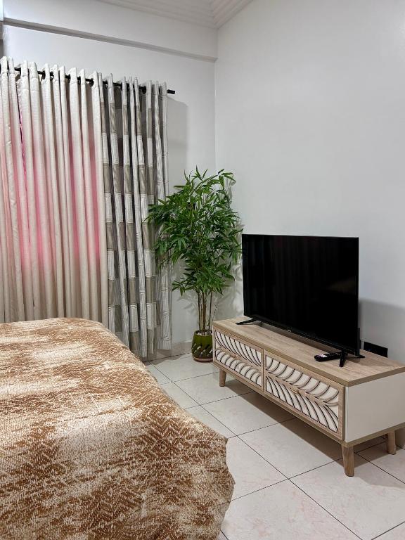 TV a/nebo společenská místnost v ubytování Pebbles Nest