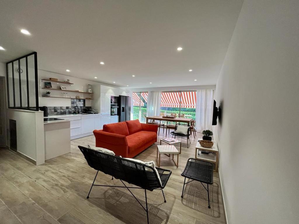 - un salon avec un canapé et des fauteuils rouges dans l'établissement Appartement entièrement rénové dans le centre de Saint Tropez, à Saint-Tropez