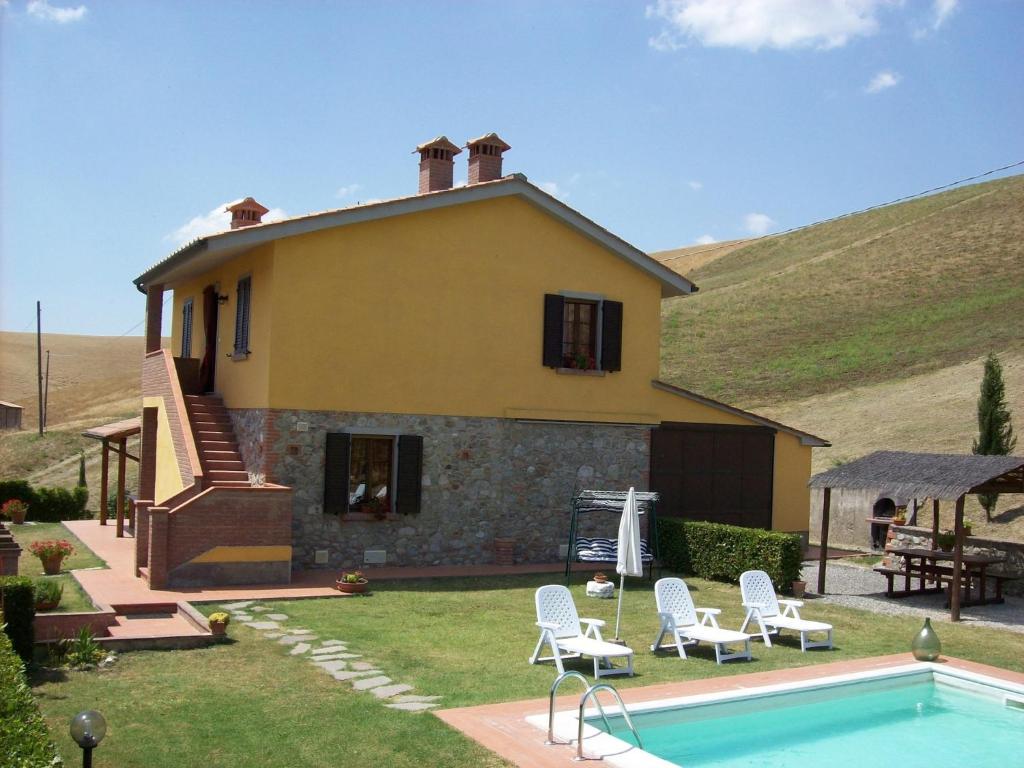 a house with a swimming pool in front of it at Agriturismo Podere Bellosguardo in Villamagna