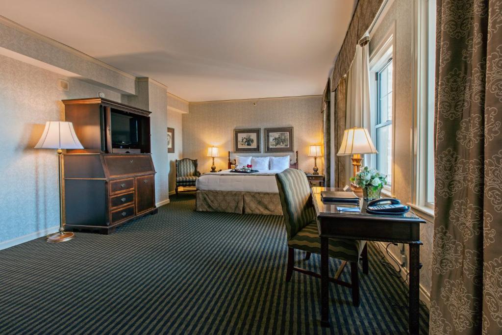 The Brown Hotel - Deluxe King Room