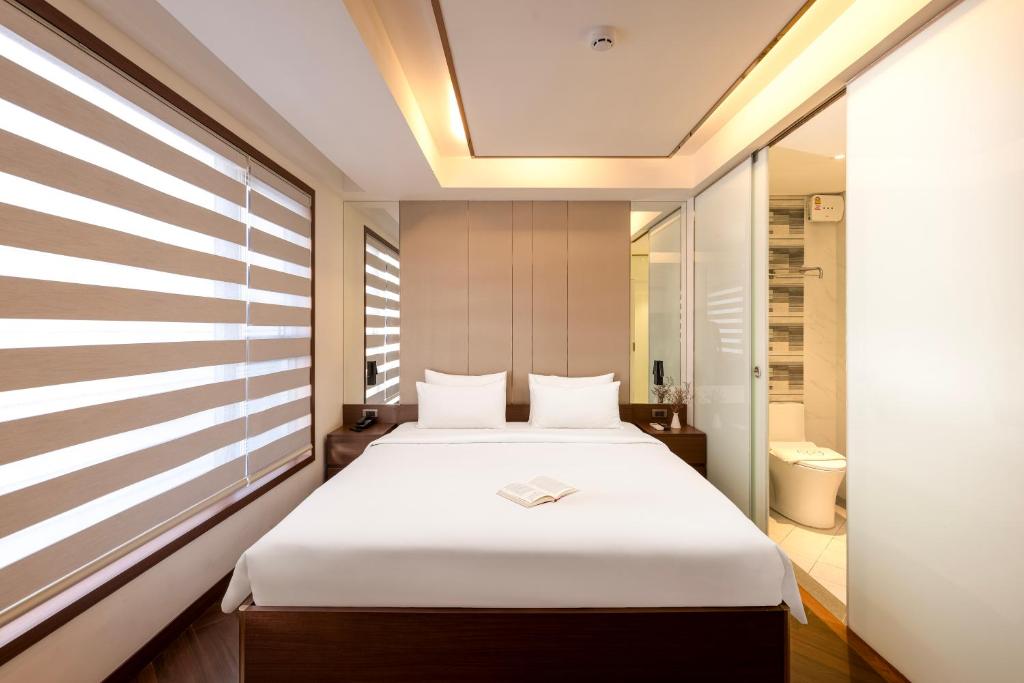 Ein Bett oder Betten in einem Zimmer der Unterkunft Riverside Hotel