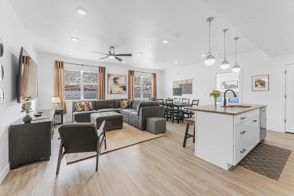 ein Wohnzimmer und eine Küche mit einer Couch und einem Tisch in der Unterkunft Blue Horse #203 condo in Hurricane