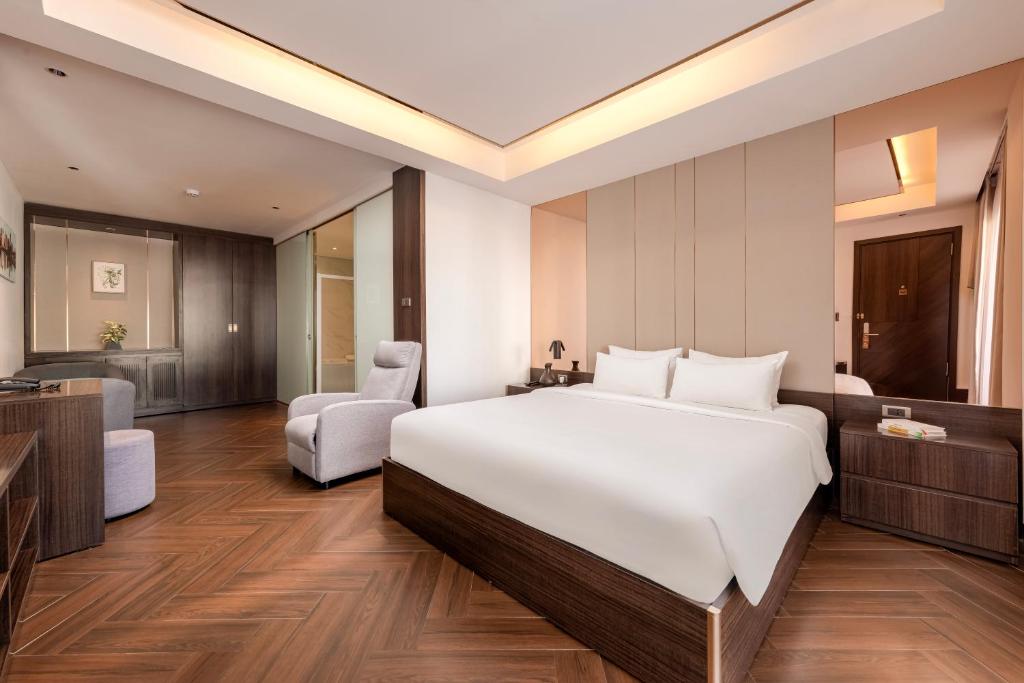 Ein Bett oder Betten in einem Zimmer der Unterkunft Riverside Hotel