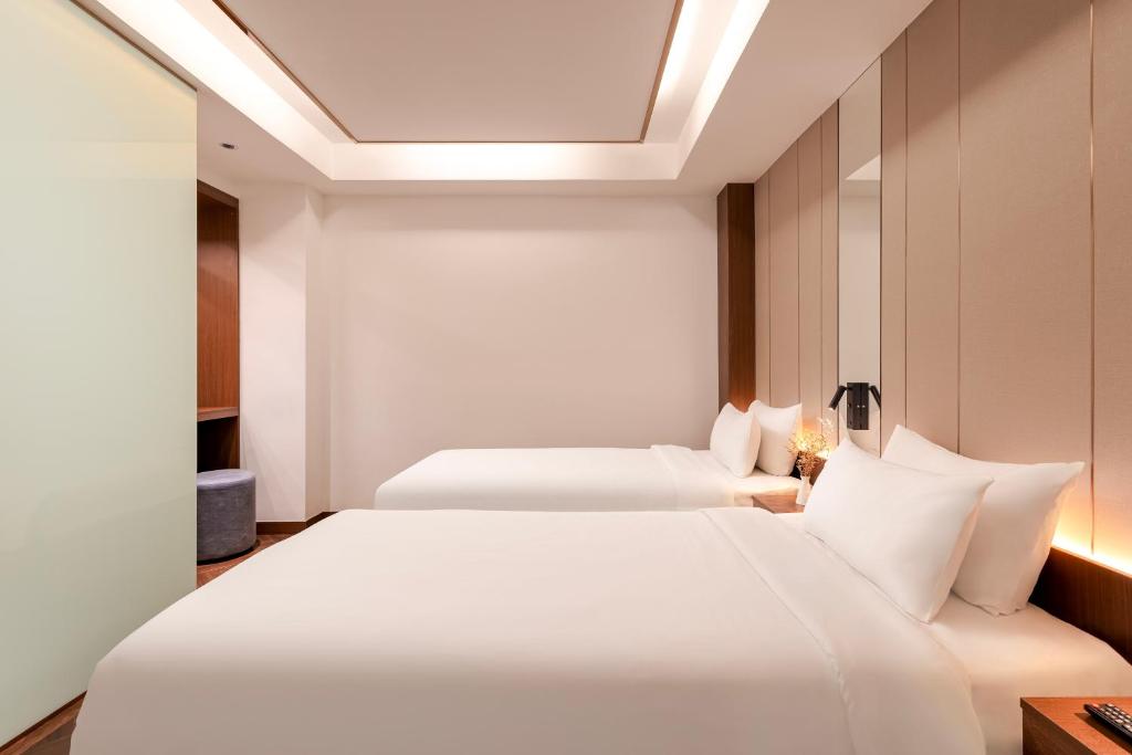 Ein Bett oder Betten in einem Zimmer der Unterkunft Riverside Hotel