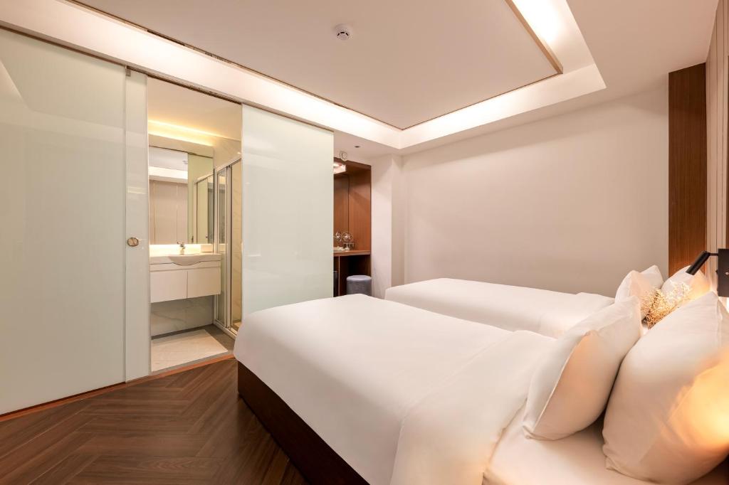 Ein Bett oder Betten in einem Zimmer der Unterkunft Riverside Hotel