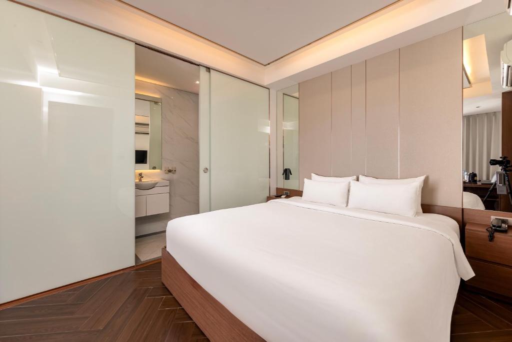 Ein Bett oder Betten in einem Zimmer der Unterkunft Riverside Hotel