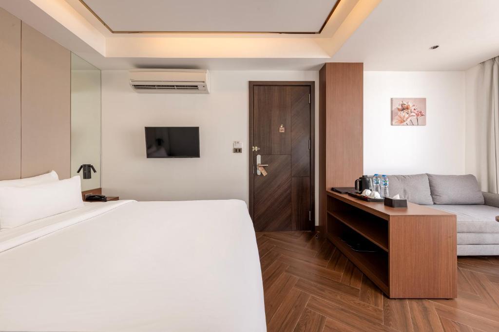 Ein Bett oder Betten in einem Zimmer der Unterkunft Riverside Hotel