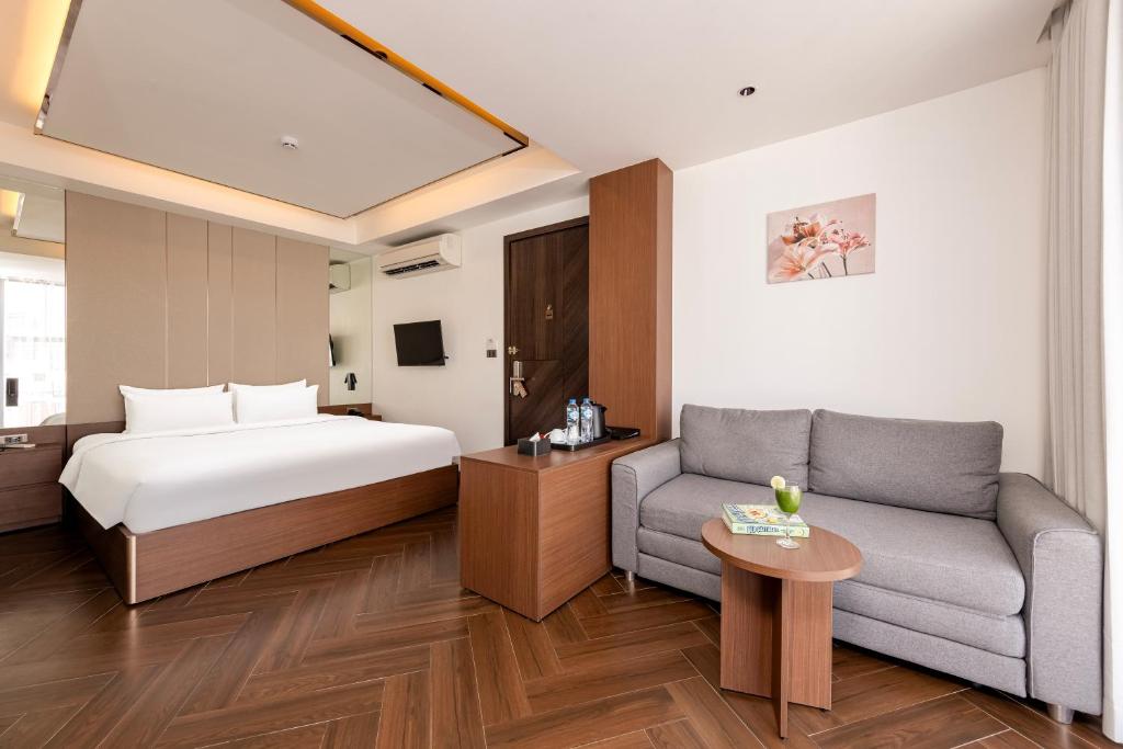 Ein Bett oder Betten in einem Zimmer der Unterkunft Riverside Hotel