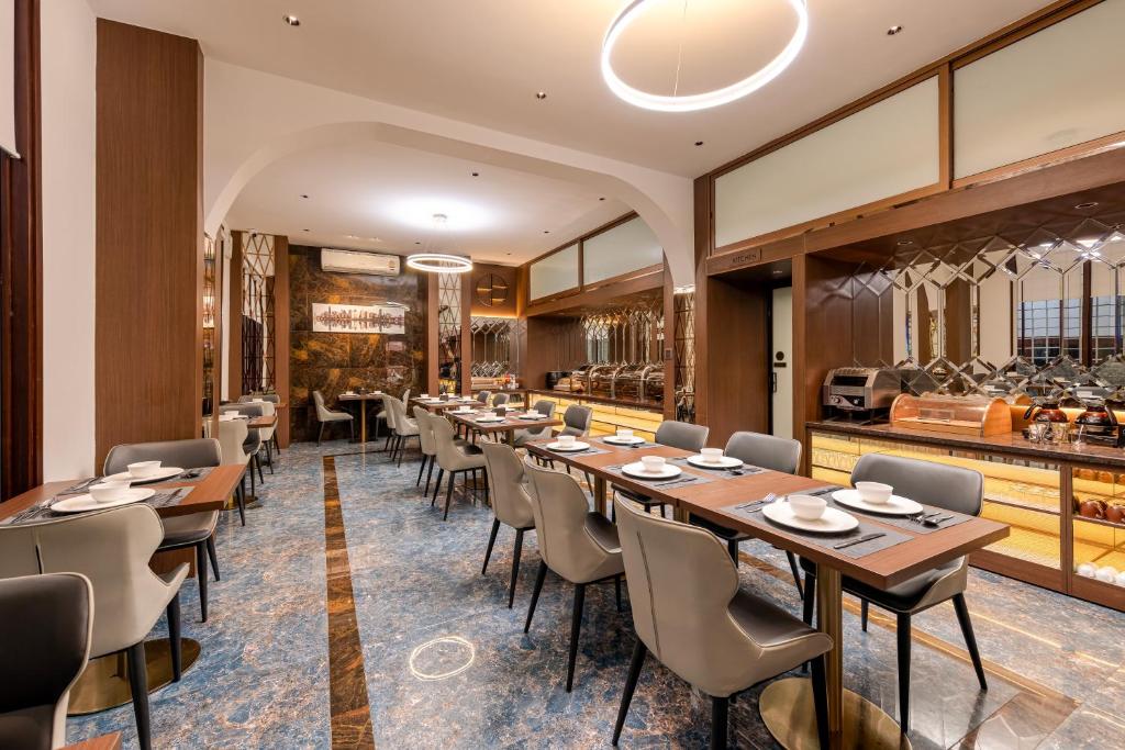 ein Restaurant mit Holztischen und Stühlen und einer Theke in der Unterkunft Riverside Hotel in Vientiane