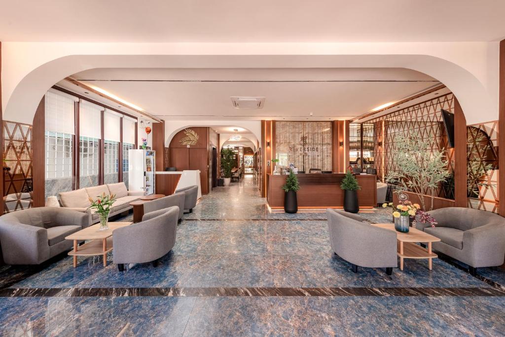 Ein Sitzbereich in der Unterkunft Riverside Hotel