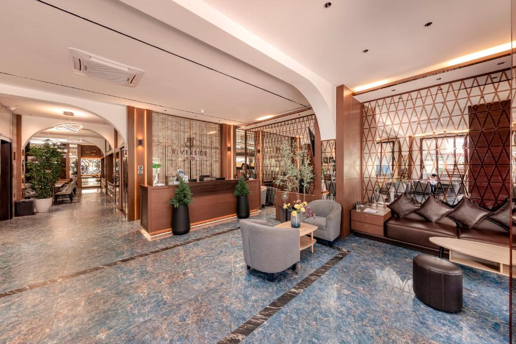 Ein Sitzbereich in der Unterkunft Riverside Hotel