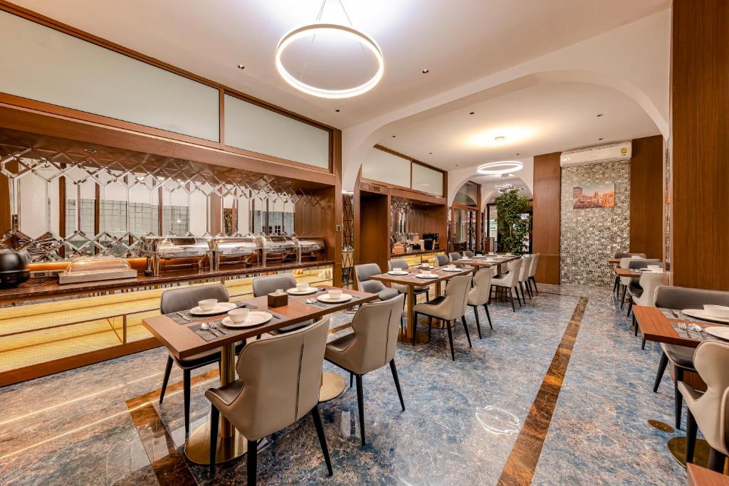 Ein Restaurant oder anderes Speiselokal in der Unterkunft Riverside Hotel 