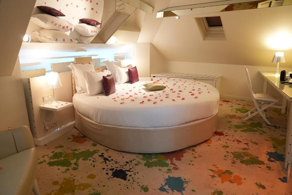 
Double Room Atelier d'Artiste with Jacuzzi and round bed
