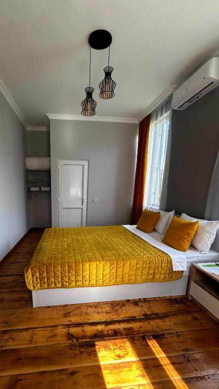 Postel nebo postele na pokoji v ubytování Green bunny ArtHouse